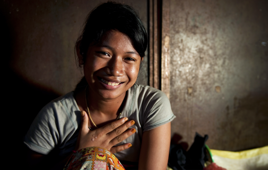 NIÑA INDÍGENA SONRIENDO